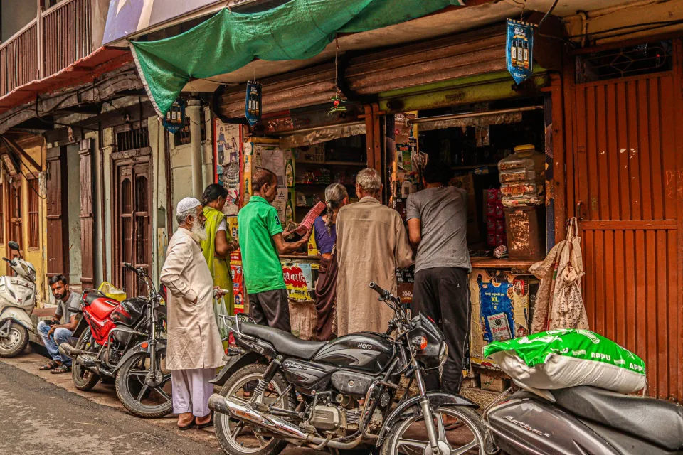 Lối đi giữa hai dãy kệ